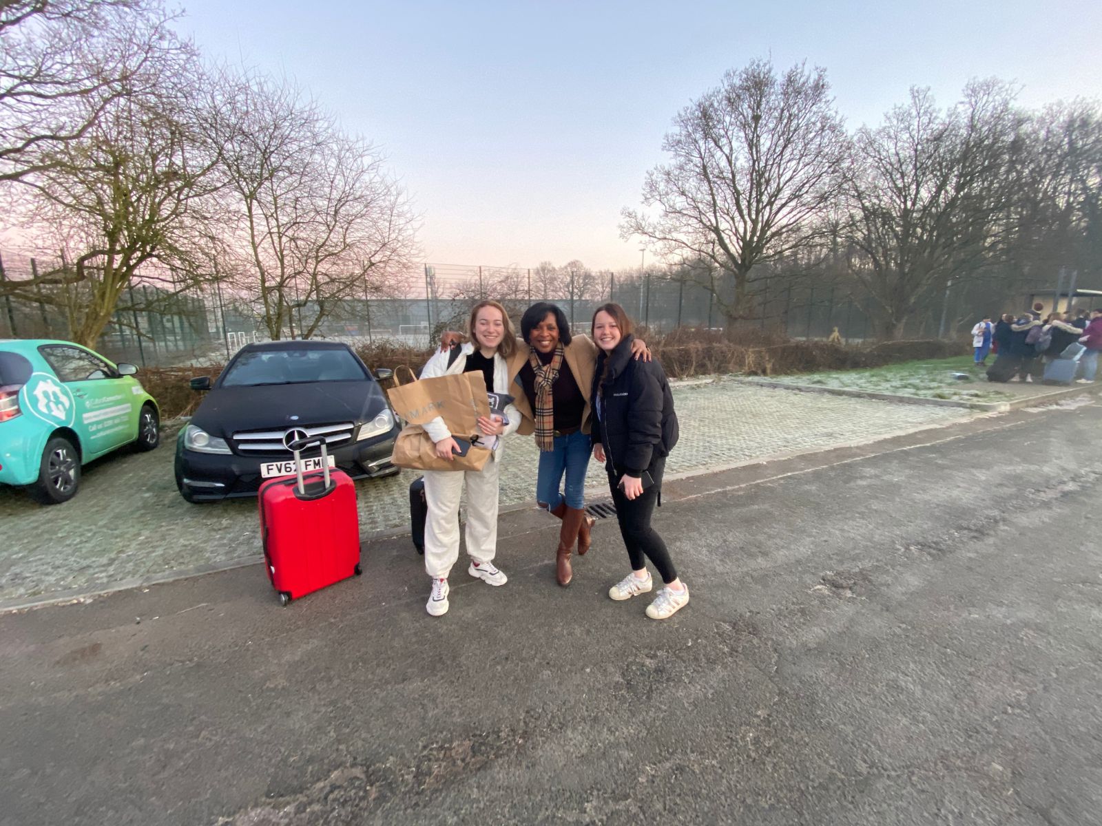 Students with their luggage meeting a host at Norman Park